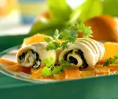 Seezungenrouladen mit Spinat dazu Karotten und Orangen