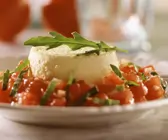 Käse-Flan mit Tomaten-Rucola-Salat
