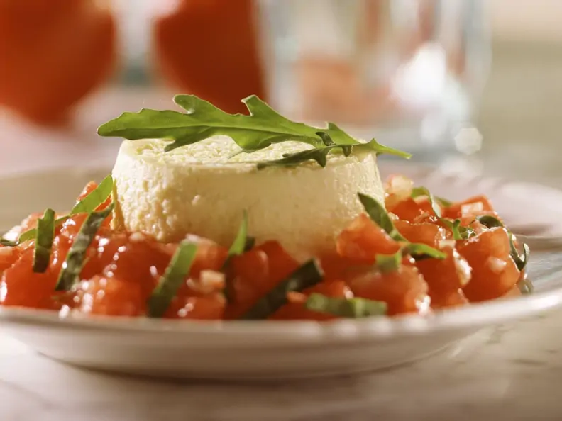 Käse-Flan mit Tomaten-Rucola-Salat