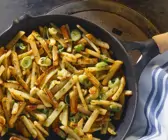 Kartoffelpfanne mit Lauchzwiebeln