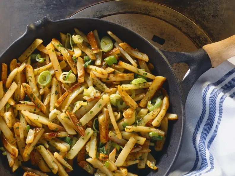 Kartoffelpfanne mit Lauchzwiebeln