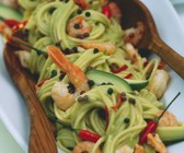 Spaghetti mit Avocado, Shrimps, Chilis und Pfefferkörnern