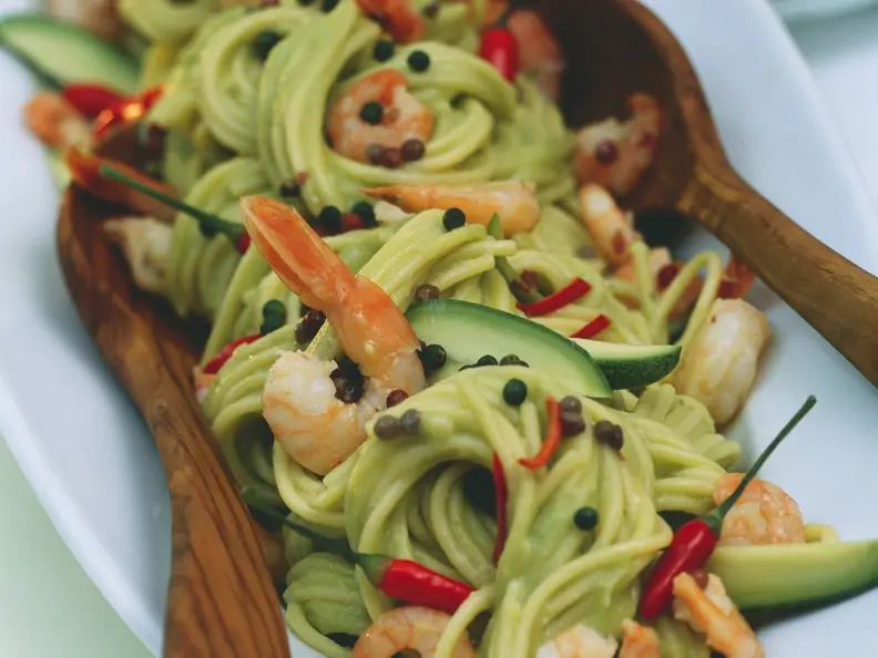 Spaghetti mit Avocado, Shrimps, Chilis und Pfefferkörnern