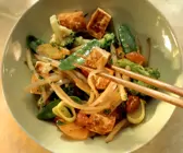 Gebratener Tofu mit Karotten, Brokkoli und Kefen