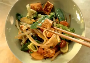 Gebratener Tofu mit Karotten, Brokkoli und Kefen