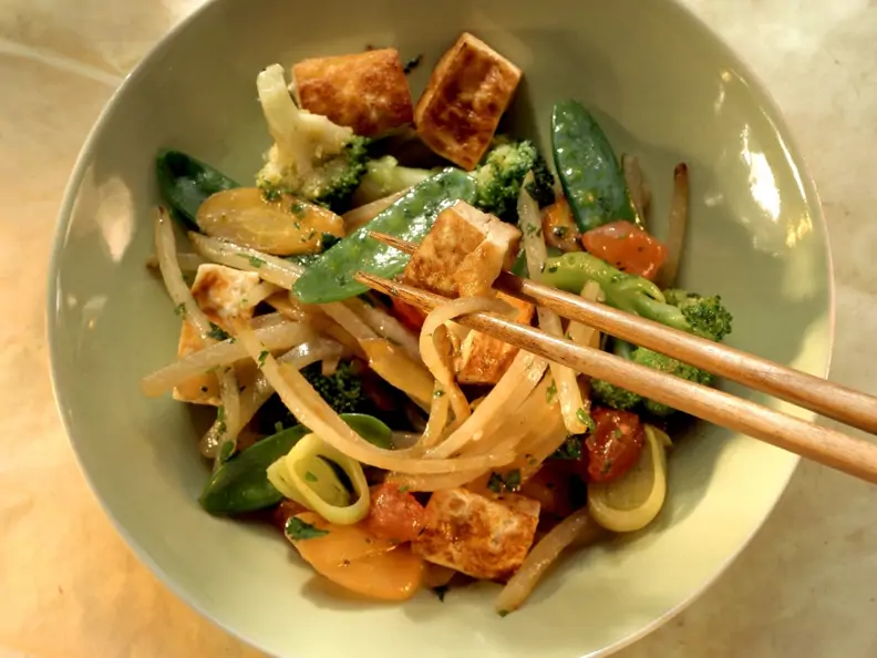 Gebratener Tofu mit Karotten, Brokkoli und Kefen