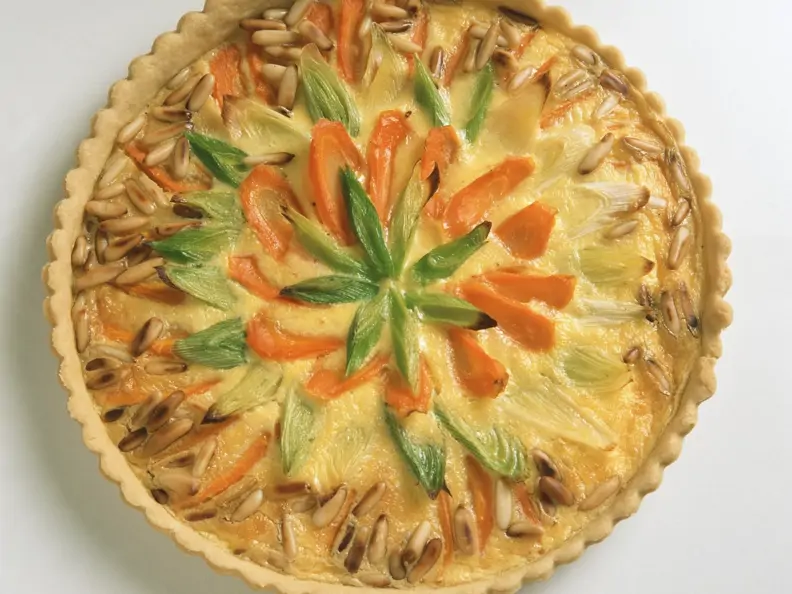 Karotten-Lauch-Quiche mit Pinienkernen