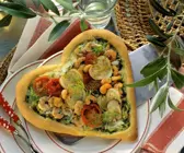 Liebes-Pizza mit Garnelen, Zucchini und Cherrytomaten