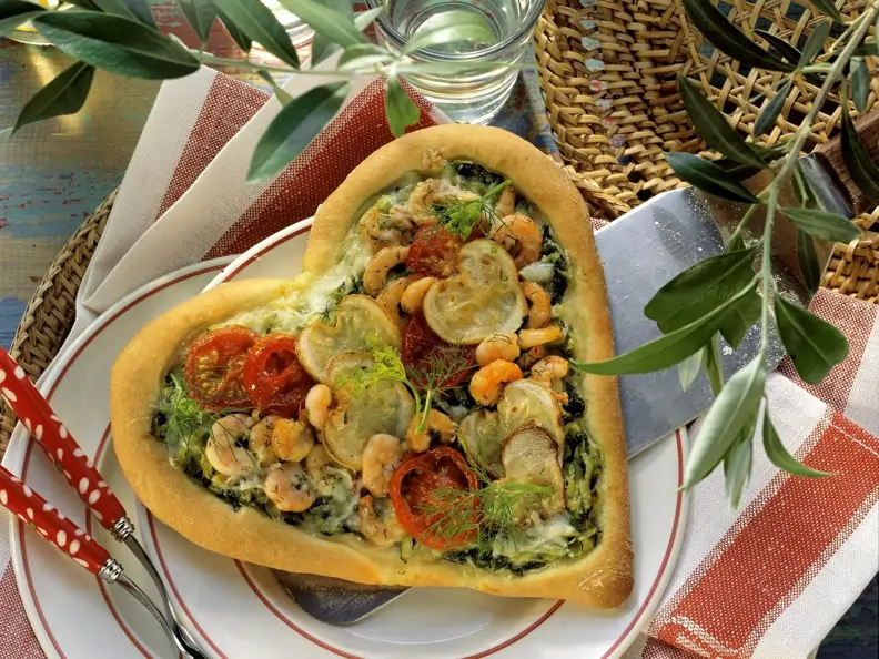 Liebes-Pizza mit Garnelen, Zucchini und Cherrytomaten