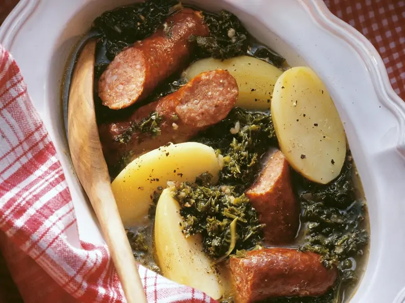 Grünkohl-Wurst-Eintopf mit Kartoffeln