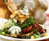 Bunter Blattsalat mit Rösti und Frischkäsecreme