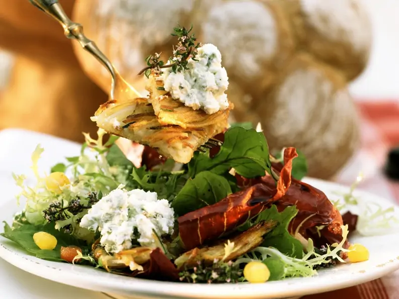 Bunter Blattsalat mit Rösti und Frischkäsecreme