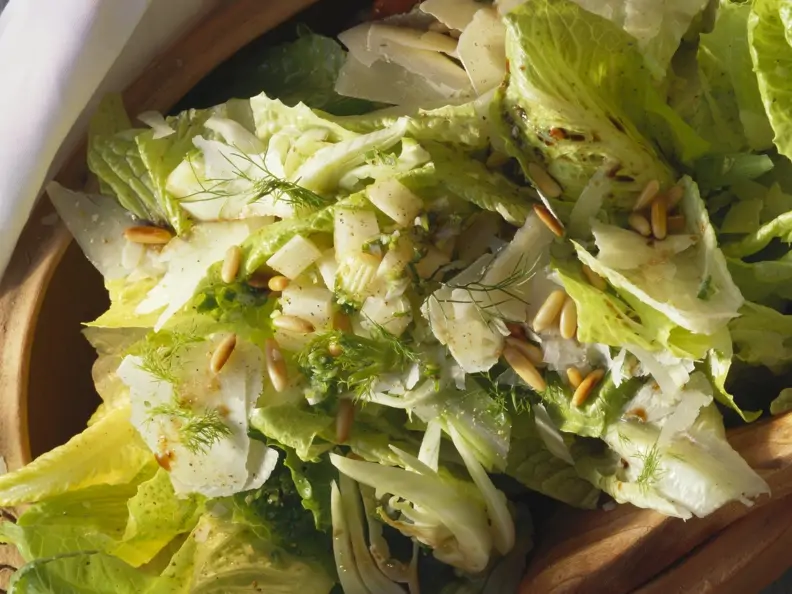 Römersalat mit Parmesan, Fenchel und Pinienkernen