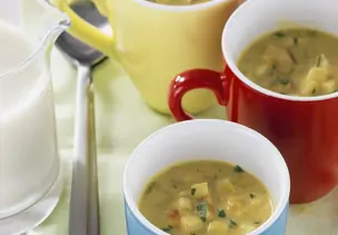Cremige Linsensuppe mit Curry und Sojamilch