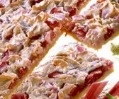 Rhabarber-Erdbeer-Blechkuchen