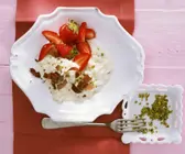 Süßer Milchreis auf italienische Art mit Erdbeeren und Pistazien