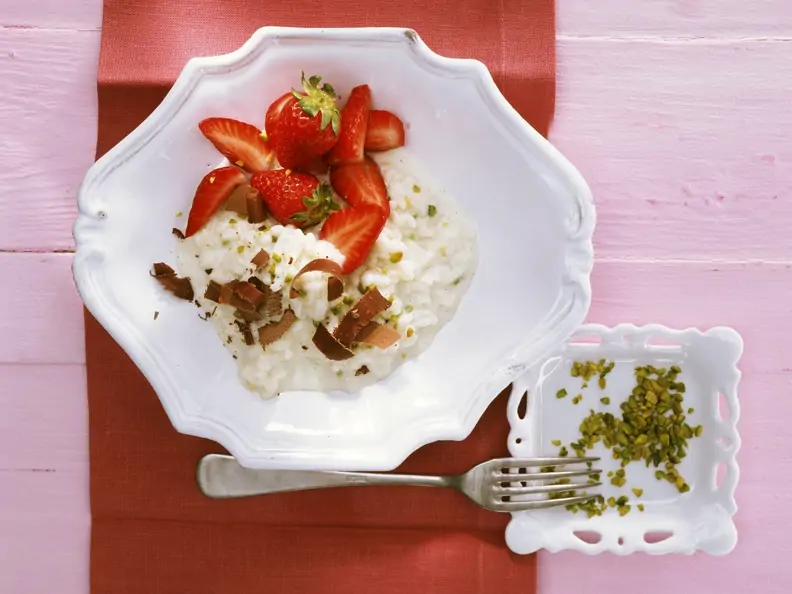 Süßer Milchreis auf italienische Art mit Erdbeeren und Pistazien