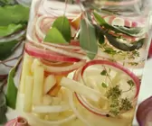 Eingelegte Schwarzwurzeln mit Zwiebeln und Salbei