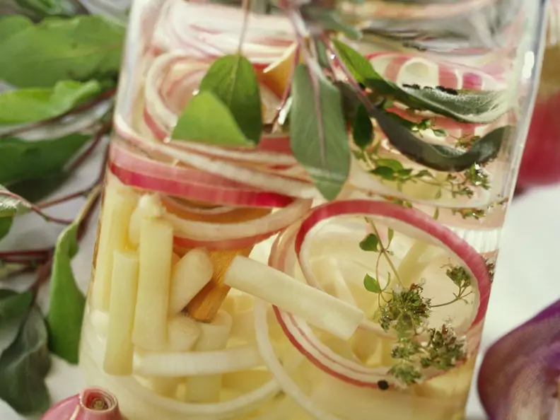 Eingelegte Schwarzwurzeln mit Zwiebeln und Salbei