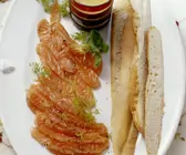 Gebeizter Lachs mit Honig-Senf-Vinaigrette