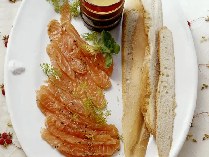 Gebeizter Lachs mit Honig-Senf-Vinaigrette