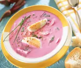 Kalte Rote Bete-Suppe mit hartem Ei (Chlodnik)