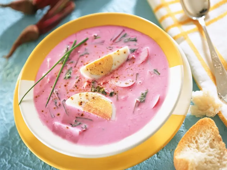 Kalte Rote Bete-Suppe mit hartem Ei (Chlodnik)