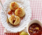 Süße Knödel mit Mirabellen-Beeren-Marmelade