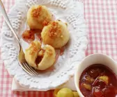 Süße Knödel mit Mirabellen-Beeren-Marmelade
