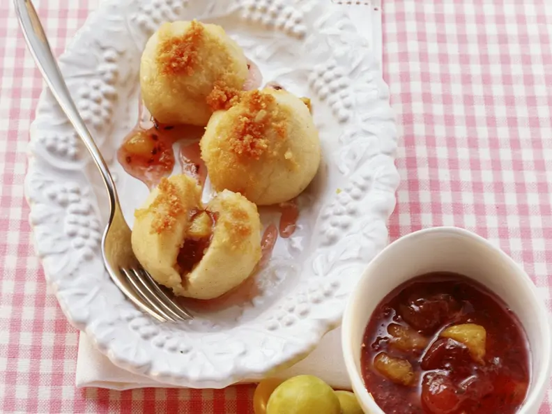 Süße Knödel mit Mirabellen-Beeren-Marmelade