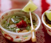 Scharfe Reisnudelsuppe mit Gemüse