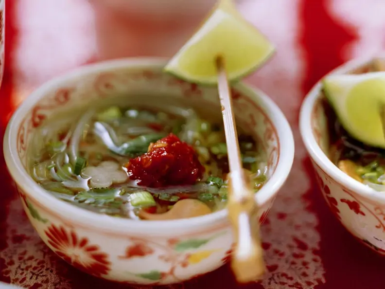 Scharfe Reisnudelsuppe mit Gemüse