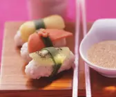 Obst-Sushi mit Honigdip