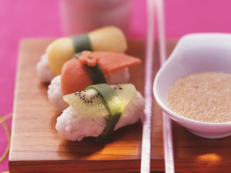 Obst-Sushi mit Honigdip