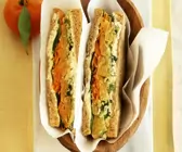 Sandwich mit Gemüse und Mandarinen