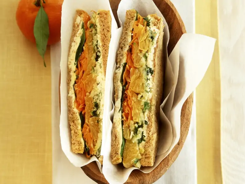 Sandwich mit Gemüse und Mandarinen