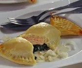 Piroggen mit Spinat und Lachs gefüllt