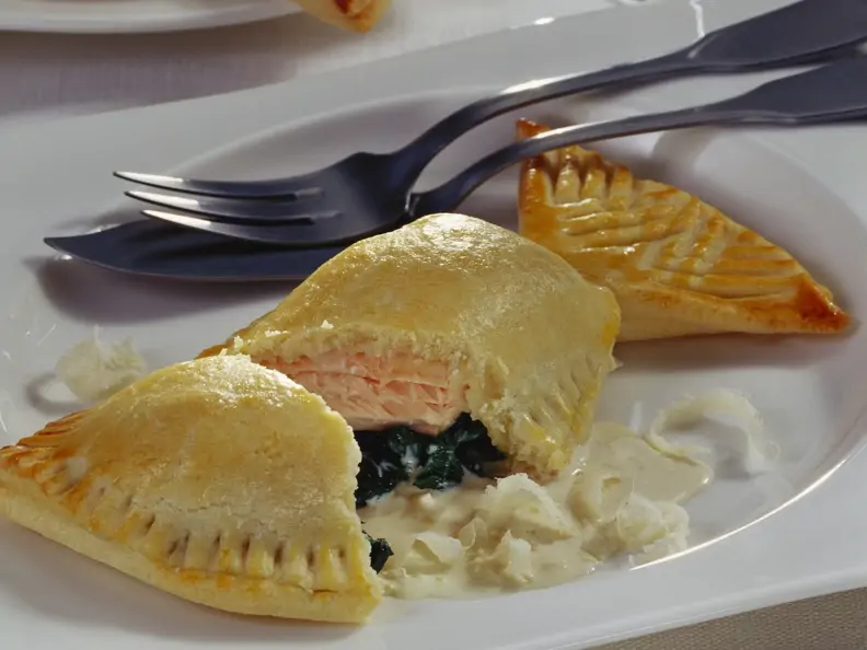 Piroggen mit Spinat und Lachs gefüllt