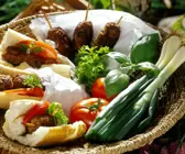 Gegrilltes Kebab im Baguettebrötchen