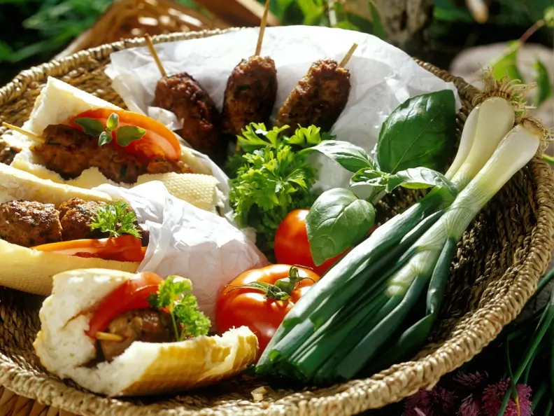 Gegrilltes Kebab im Baguettebrötchen