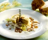 Kleiner Kartoffel-Sellerie-Kuchen mit Selleriesalat