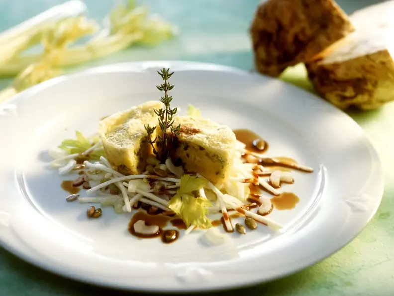 Kleiner Kartoffel-Sellerie-Kuchen mit Selleriesalat