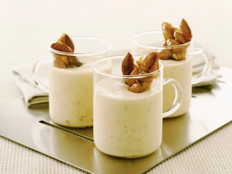 Mandelmousse mit Karamell-Mandeln