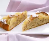 Saftiger Birnen-Nusskuchen auf fliederfarbener Serviette