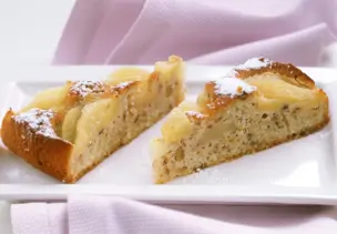 Saftiger Birnen-Nusskuchen auf fliederfarbener Serviette