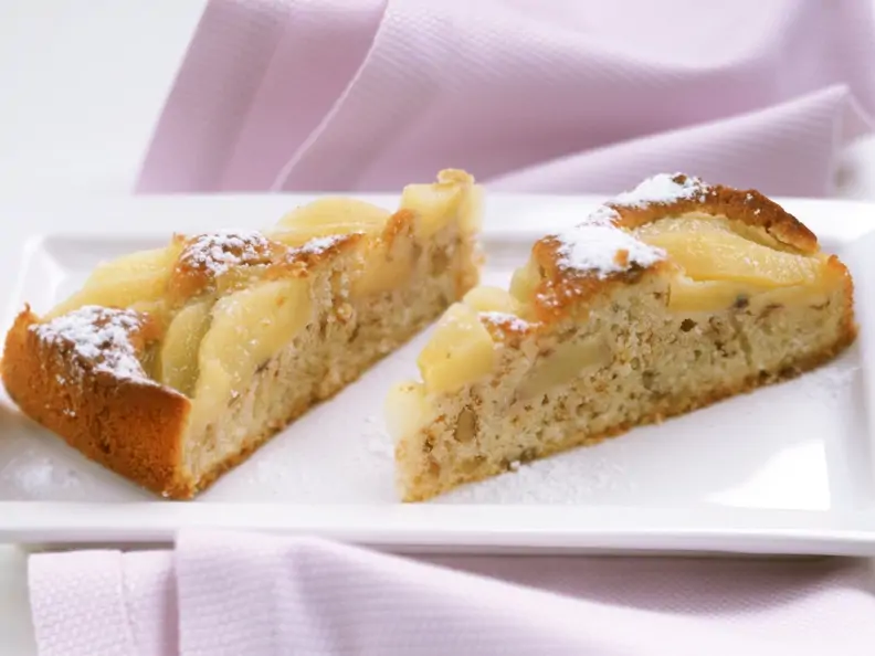 Saftiger Birnen-Nusskuchen auf fliederfarbener Serviette