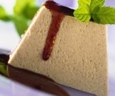 Zimtparfait mit Pflaumensoße