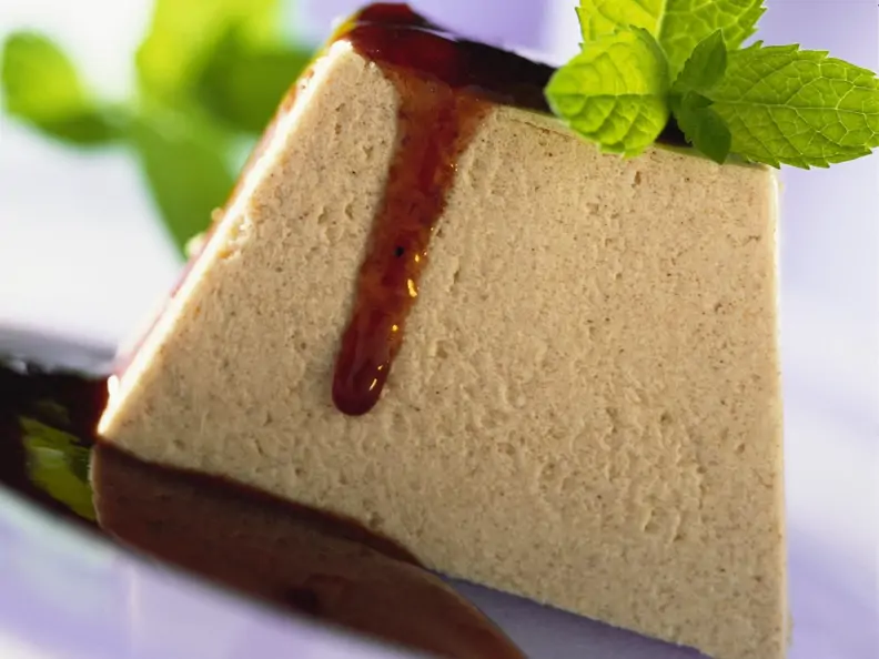 Zimtparfait mit Pflaumensoße