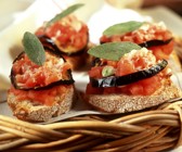 Röstbrot mit Tomate und Aubergine