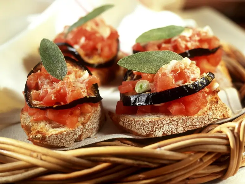 Röstbrot mit Tomate und Aubergine